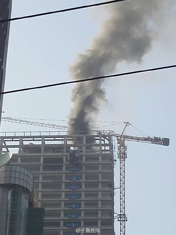 山东新闻大厦西侧在建大楼楼顶失火(图)