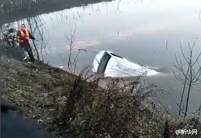 湖北鄂州载20人客车落入湖中 已致18死(图)