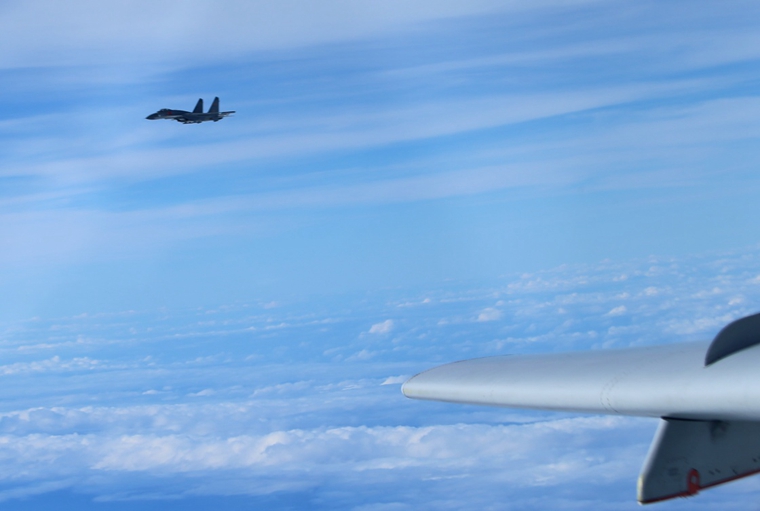 中国空军多型战机飞越宫古海峡 日自卫队紧急升空