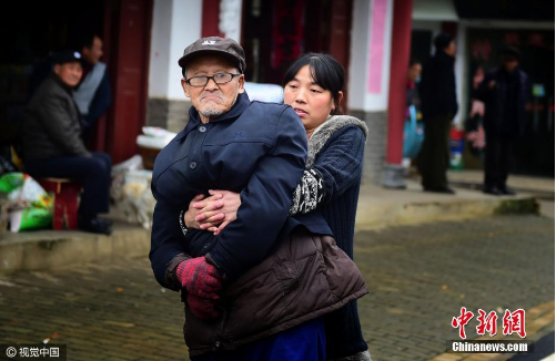 安徽暖新闻11月盘点:女子抱父散步、村民护鸟