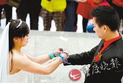 奇怪婚礼：新郎带着夫人来参加 伴郎是智障自闭孩子