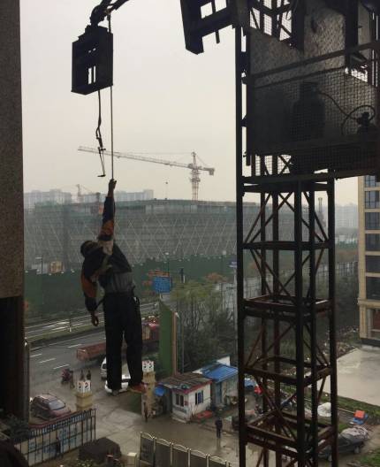 杭州一工人拆卸塔吊时失足 被悬挂在20多米高空