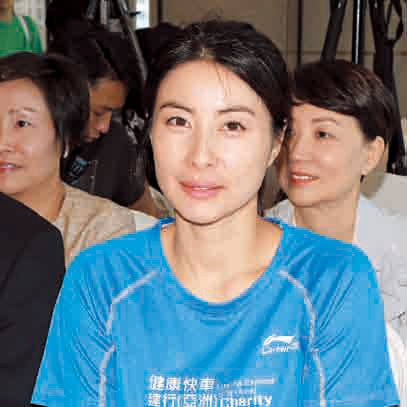霍启刚电话接受郭晶晶指令 变居家好男人超市买菜