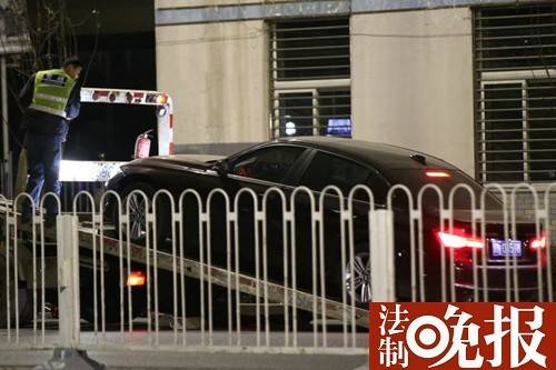 北京：宝马撞公交站致2死4伤 因女司机操作不当