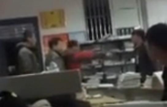 安徽一高中回应打学生视频：教师劝醉酒学生起争执