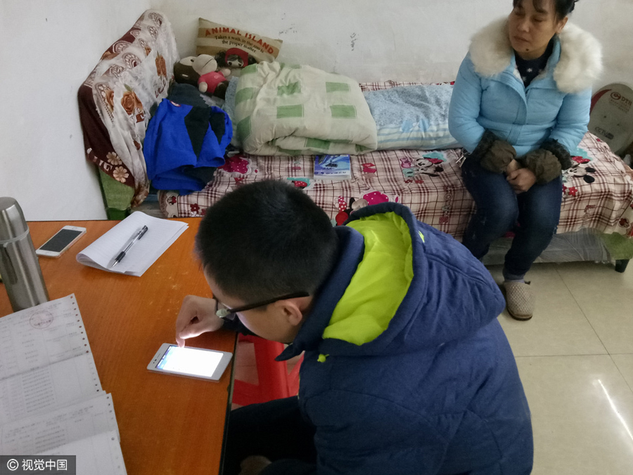 父母工作3班倒住地下室 儿子3万打赏游戏主播