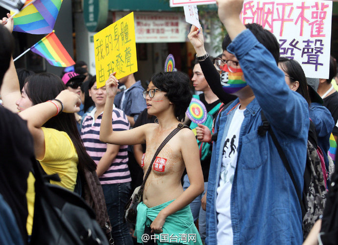 台湾女老师真空上街力挺同性婚姻合法化
