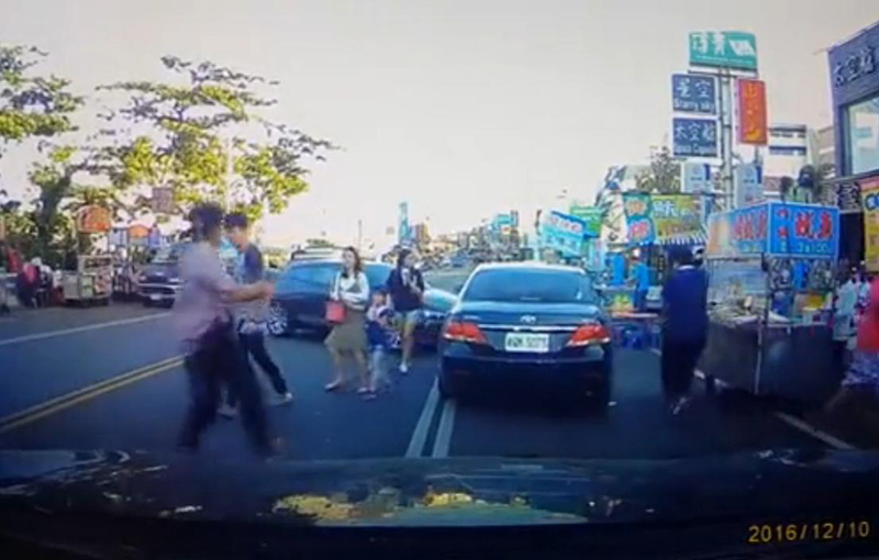 台湾警察街上开枪围捕毒贩 民众四处逃跑(组图)