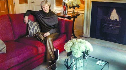 英女首相穿995英镑皮裤被指奢侈 引发口水战