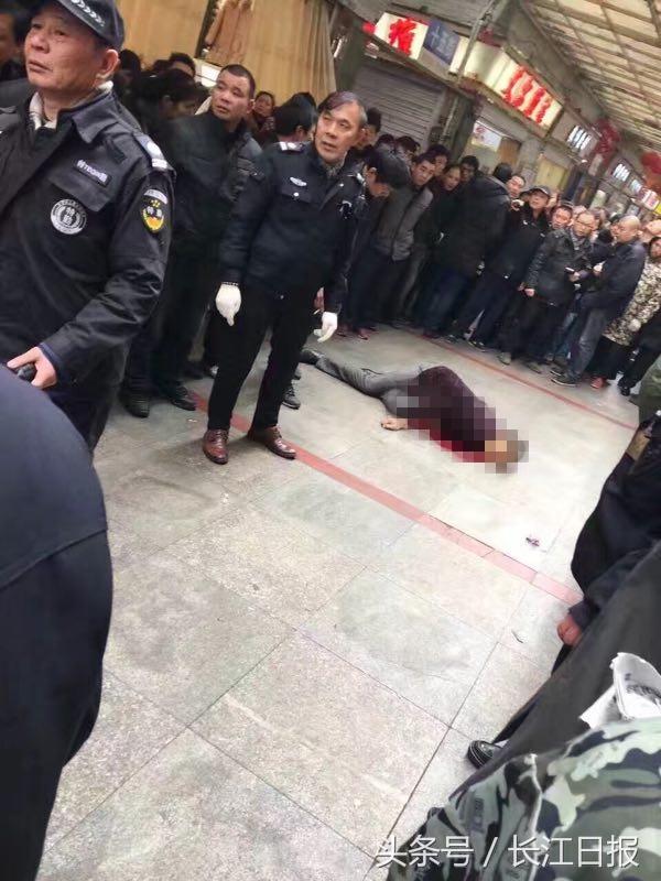 武汉一男子被当街割喉倒地身亡，鲜血喷洒一地