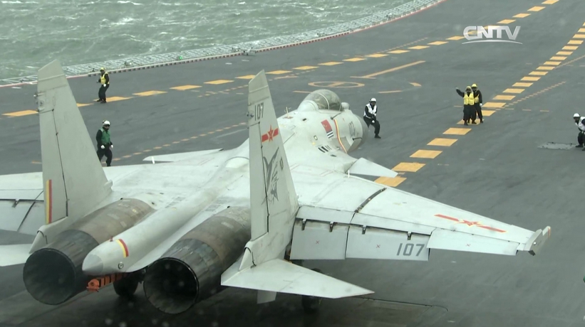 打的就是你!中国歼15战机飞行员头盔霸气标语