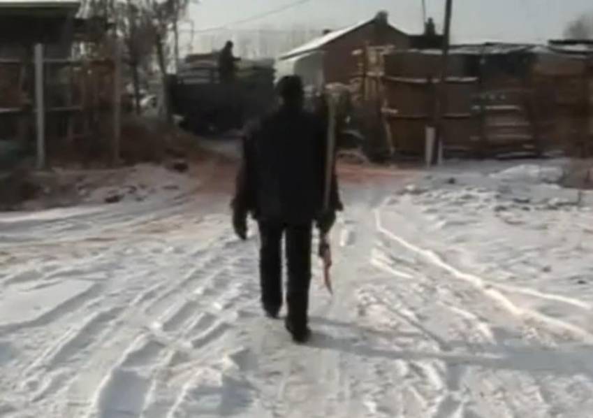 雪天车祸丧子后 他义务铲雪17年(图文)_广州频