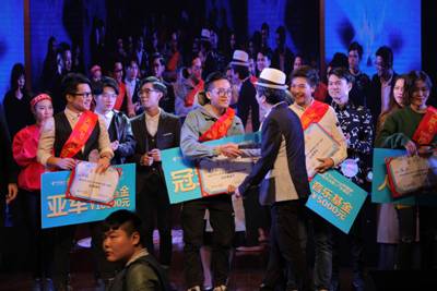 天翼飞Young校园好声音落幕 黄国伦现场辣评引