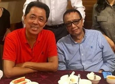 陈俊良导演(右)陈俊良是圈内资深导演,同时也是蔡岳勋的表叔和朱延平