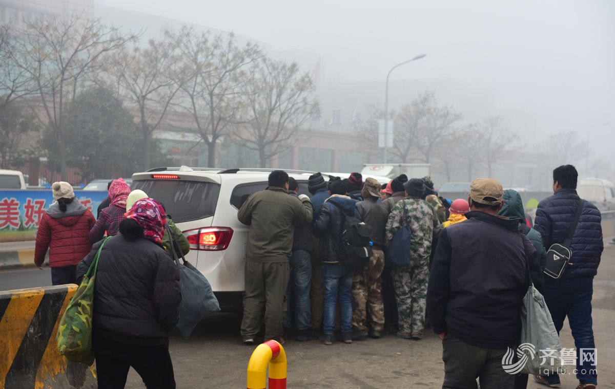农民工劳务市场:雾霾中的等待(组图)