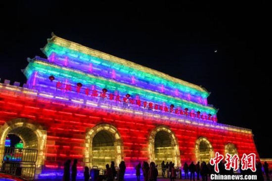 图为包头冰雪节推出的冰雕版“天安门” 内蒙古包头市首届冰雪文化旅游节暨“固阳县梅令花海冰雪灯光艺术游园会”6日晚间在固阳启幕,此届冰雪节活动上的冰雪灯光秀在中国也尚属首例。 在当晚,官方重点推出冰雪艺术欣赏、冰雪游乐世界、花海灯光艺术、后山美食盛宴、绿色特产展销、激情歌舞演艺六大板块异彩纷呈的冰雪文化旅游活动内容。 赏冰灯、观雪雕,感受冰雪世界已经成为塞外民众冬日里的最爱。 官方消息称,此间规划总占地面积30万余平米的冰雪灯光艺术游园会中,仅冰雪雕塑总量就
