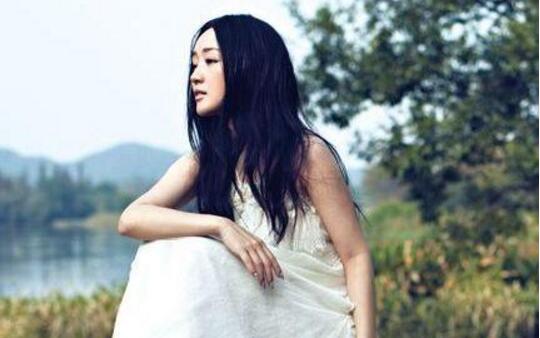 甜歌天后杨钰莹 喜欢风景45岁依旧年轻美丽