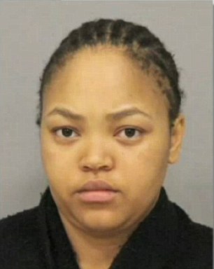 2岁小男孩不听话 监控拍到保姆拿卷发棒烫他腿