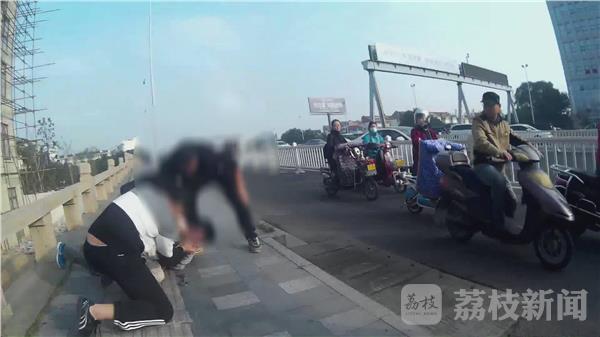 苏州:患艾滋小偷被抓 咬破舌头向警察吐血_综