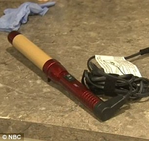 2岁小男孩不听话监控拍到保姆拿卷发棒烫他腿