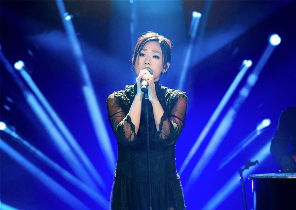 那英胸上一个桃心猜成语_那英性感图片(2)