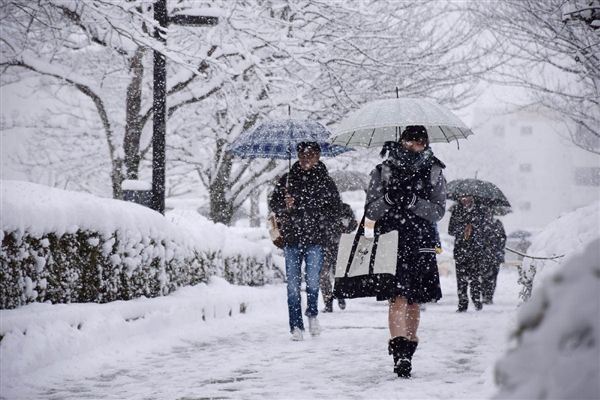 妹子依旧光腿上路 日本罕见暴雪超两米