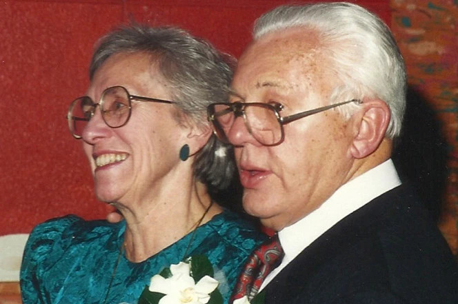 结伴70年 美90岁夫妻相隔数小时相继辞世_综