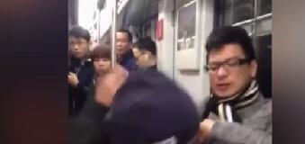 广州男子地铁打老人：没我们纳税 你哪有钱养老