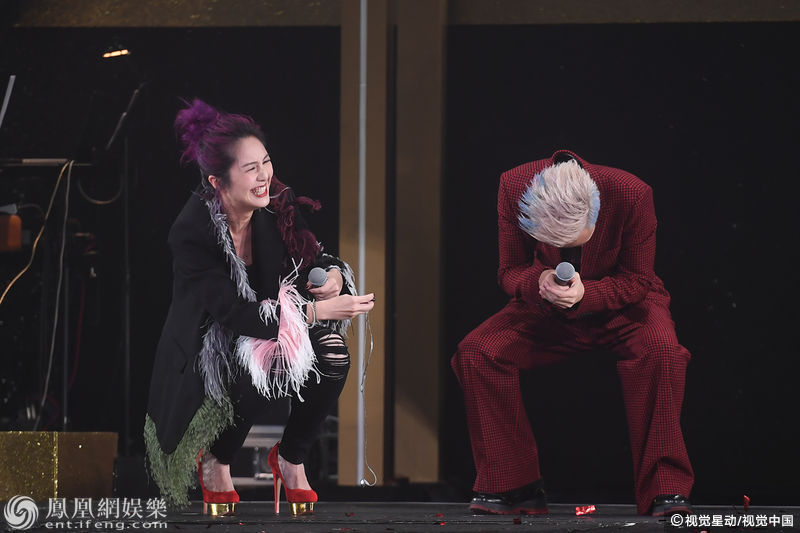 郑中基与杨千嬅分手18年后同框拥抱 妻女台下围观