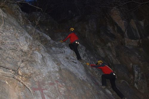两名美国游客爬野长城被困 1小时后被消防员救下