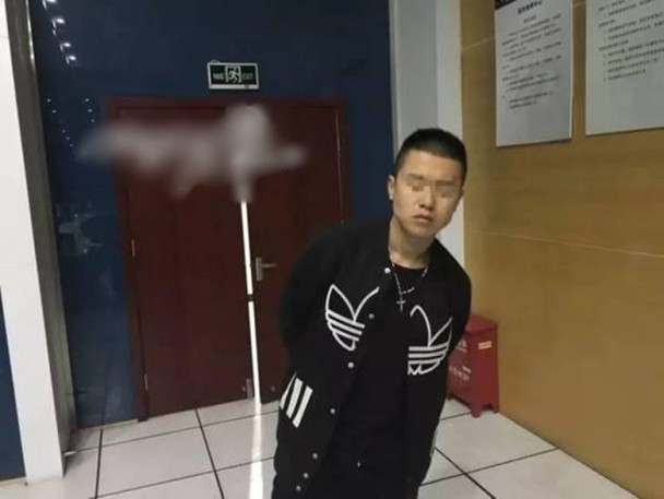 男子毒驾撞车手舞足蹈 百元大钞塞警员_综合_