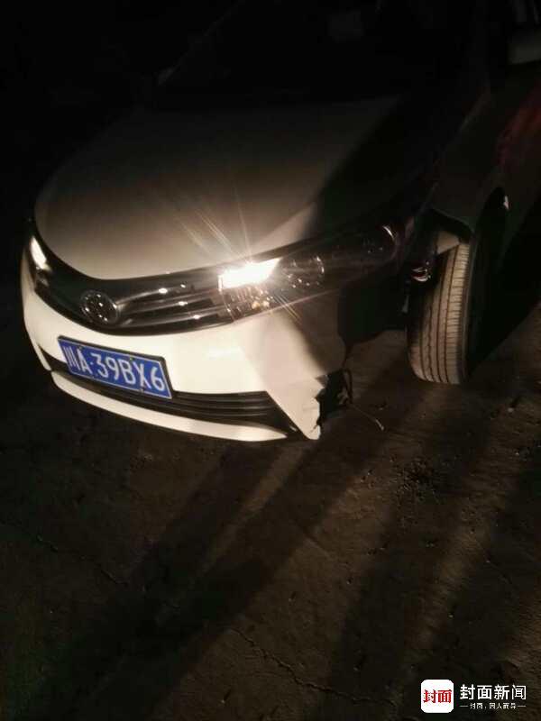 四川警方伏击被盗车辆 嫌犯撞开警车冲出包围圈逃逸