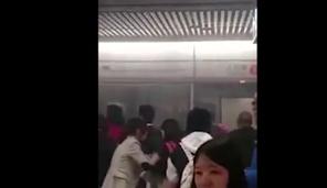 香港地铁在尖沙咀站起火 现场浓烟滚滚