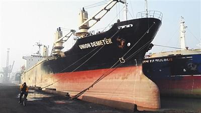 江苏货轮印度被扣：船员滞留1年多 为何无法离开？