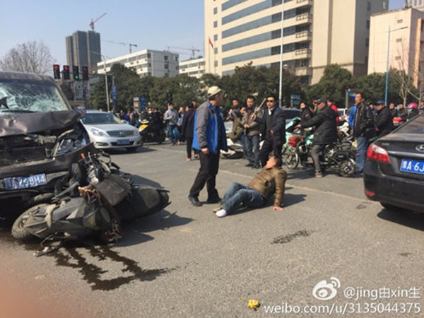 郑州一面包车冲进电动车群：多人受伤 现场一片狼藉