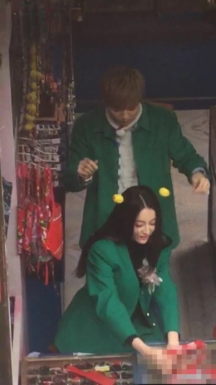 《奔跑吧》义乌开录 鹿晗为迪丽热巴戴头饰