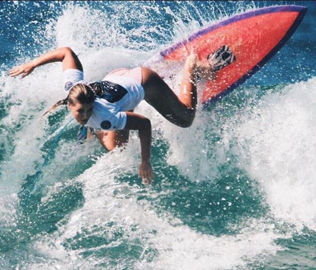 澳洲冲浪姐妹花成网红 身材火辣引关注