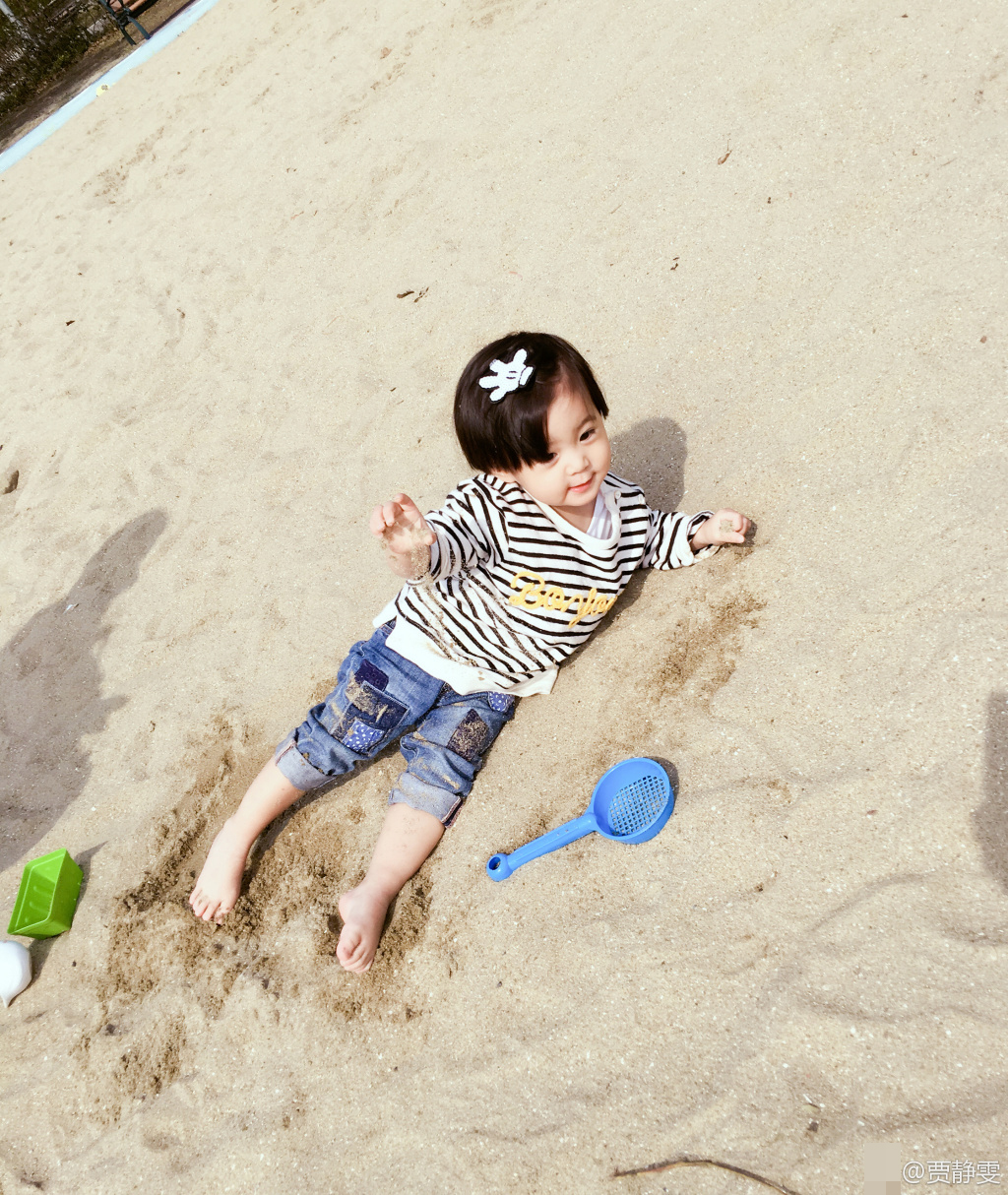 贾静雯带女儿外出玩耍 咘咘躺沙滩上乖巧可爱(图)