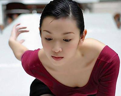 特朗普首次国会演讲遭女议员穿白衣做手势