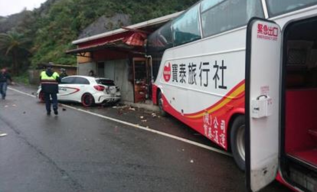 台湾一游览车冲入民宅 3名大陆游客轻伤