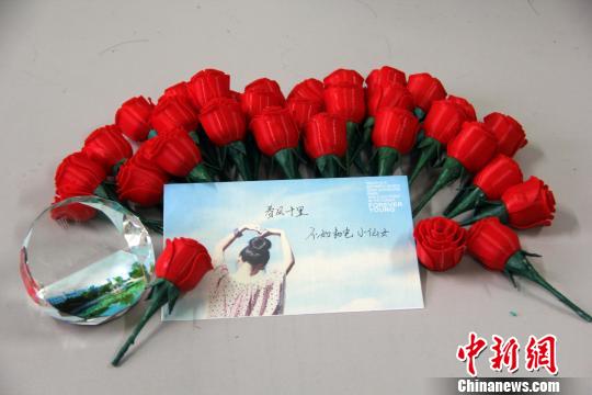江西一高校女生 女生节 获赠3d打印玫瑰 图 江西频道 凤凰网