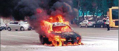 轿车自燃2岁女童遇难 父亲逃出绝望痛哭