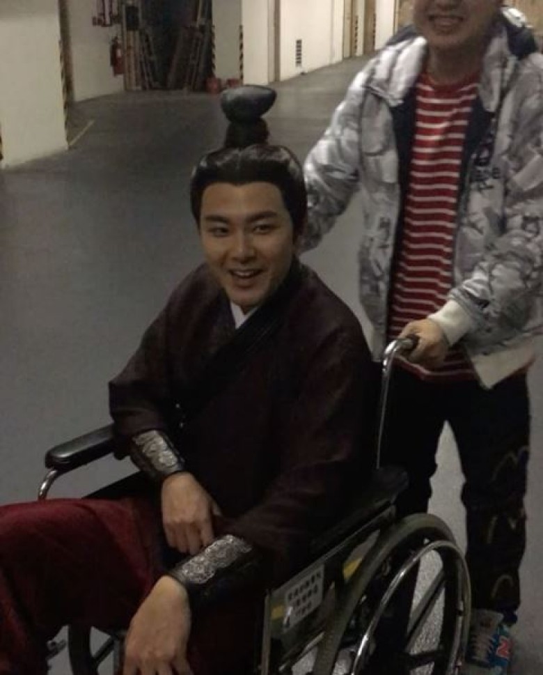 40岁生日住院!萧正楠拍戏受伤坐轮椅(图)(图2) 40岁生日住院!萧正楠拍戏受伤坐轮椅(图)