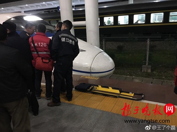 江苏镇江：男子从动车站台突然跳下被撞身亡