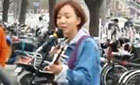 王珞丹在北京街头卖唱 唱了一首就跑路