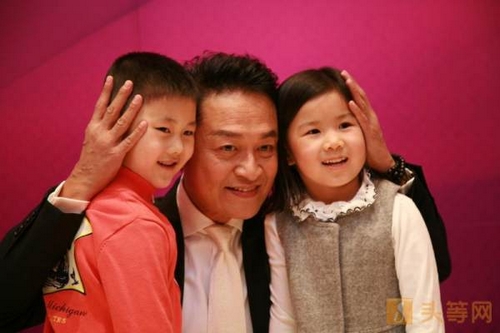 马景涛首现淄博谦逊不摆谱 粉丝合影签名有求