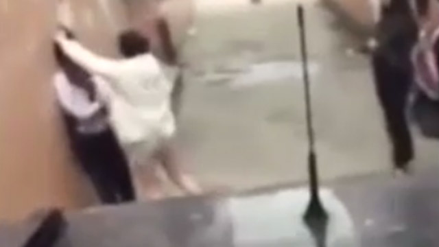 实拍初中女学生围殴 下体胸部遭殃了