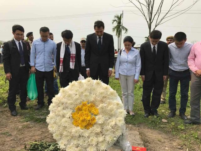 中国驻印度大使祭扫中国军人公墓