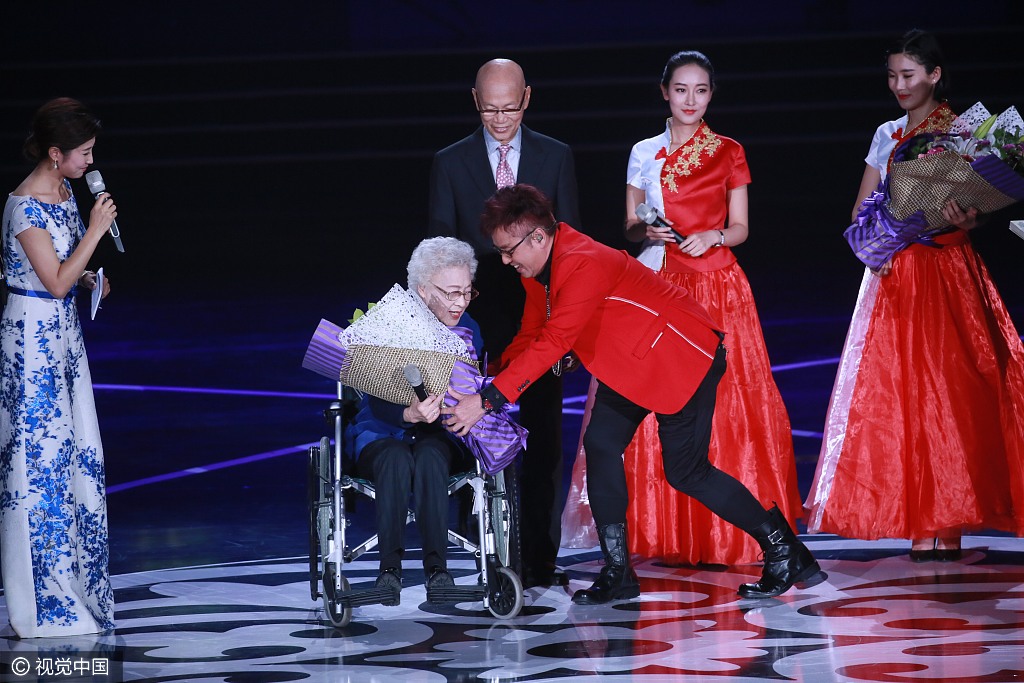96岁高龄秦怡轮椅亮相北影节：我离不开电影了