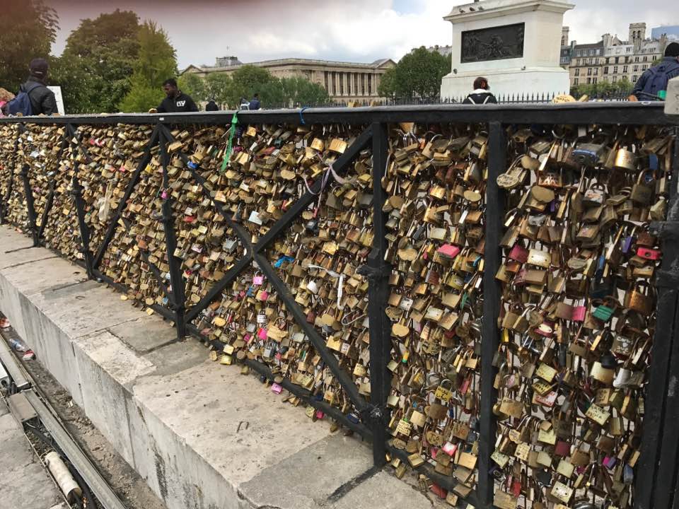 巴黎情人桥爱情锁全部拆除拍卖 单身狗笑晕在厕所